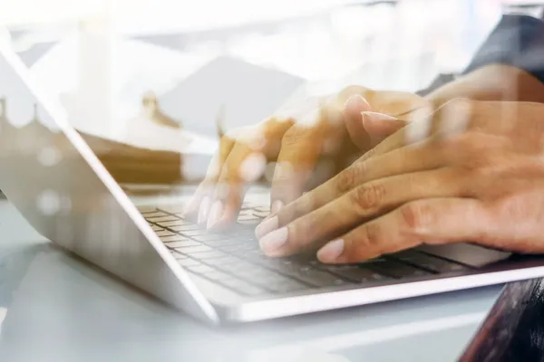 Primer Plano Imagen Del Hombre Escribiendo Teclado Del Ordenador Portátil —  Fotos de Stock