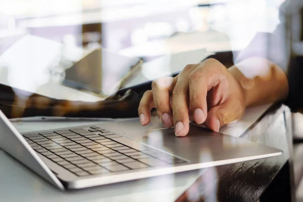 Immagine Ravvicinata Man Digitando Sulla Tastiera Del Computer Portatile — Foto Stock