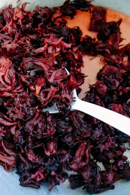 Geleneksel Tayland metoduyla Roselle suyu üretme süreci.