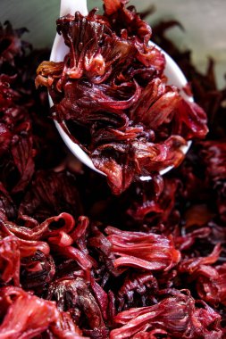 Geleneksel Tayland metoduyla Roselle suyu üretme süreci.