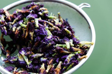 Kurutulmuş bezelye, geleneksel Tayland usulü Kelebek Bezelye Suyu yapma süreci..