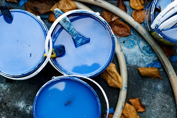 蓝色油漆和刷子桶的顶部视图 — 图库照片