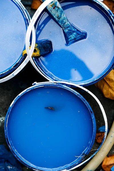 Верхний Вид Ведра Синей Краской Кистью — стоковое фото