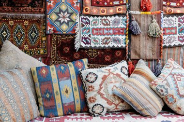 Renkli geleneksel desenli yastıkların detaylı görüntüsü, iç dekorasyon