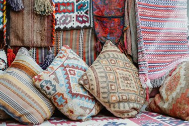 Renkli geleneksel desenli yastıkların detaylı görüntüsü, iç dekorasyon