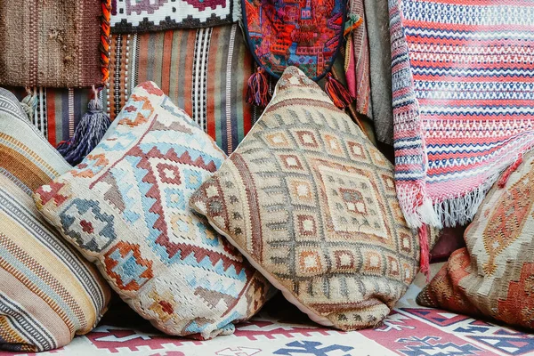 カラフルな伝統的なパターンの枕の詳細画像 インテリア装飾 — ストック写真