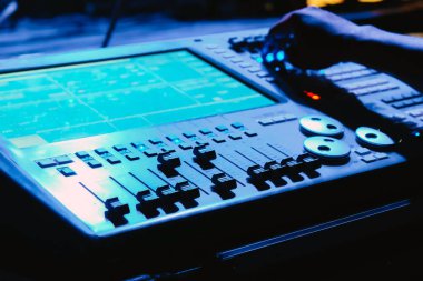 Tatlı bir ses karıştırma kontrol panelinin