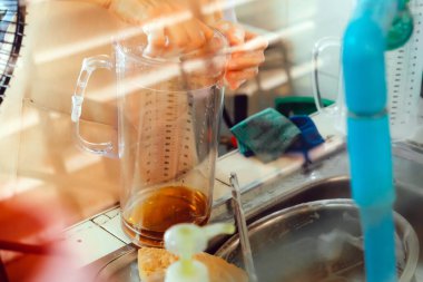 Ev işi, bulaşık yıkama imajını kapat.