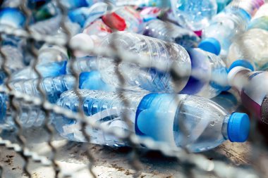 Plastik şişelerin ve konteynırların geri dönüşüm için hazırlanmış görüntüleri