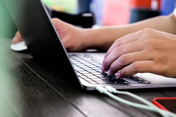 Primer Plano Las Manos Del Hombre Negocios Escribiendo Teclado Del —  Fotos de Stock