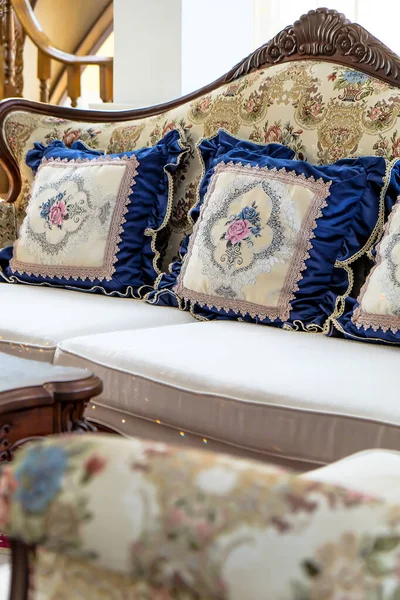 伝統的な高級ソファの上の枕の詳細画像 — ストック写真