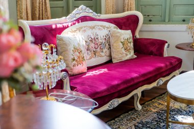 Antik lüks bir koltukta, iç dizayn ve dekorasyonda yastıkların detaylı görüntüsü