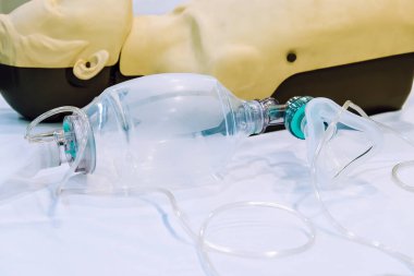  Şok cihazlı suni teneffüs mankeni resmi 