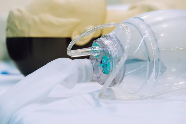  Şok cihazlı suni teneffüs mankeni resmi 