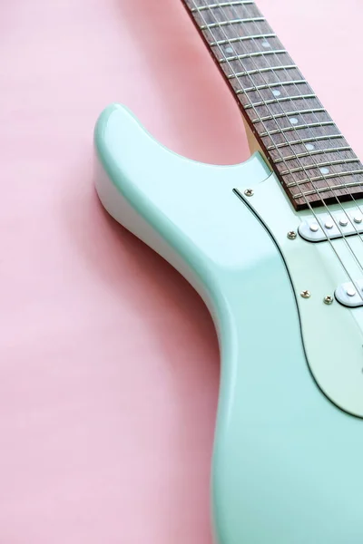 Detalhe Guitarra Elétrica Verde Hortelã Fundo Rosa — Fotografia de Stock