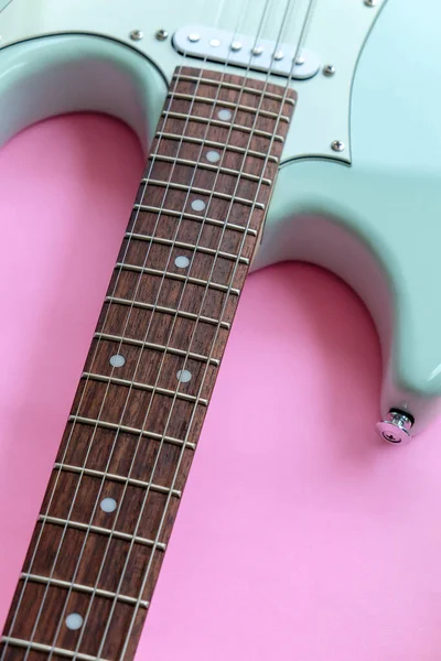 Détail Guitare Électrique Verte Menthe Sur Fond Rose — Photo