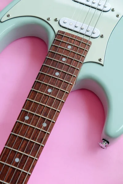 Détail Guitare Électrique Verte Menthe Sur Fond Rose — Photo