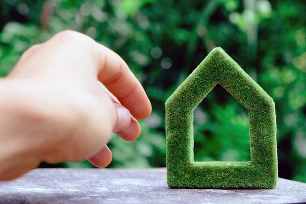 Hand Hält Öko Haus Ikone Der Natur — Stockfoto