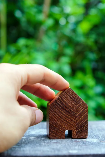 Dřevěný Dům Model Dřevěném Stole Zeleným Přírodním Pozadím Eko Dům — Stock fotografie