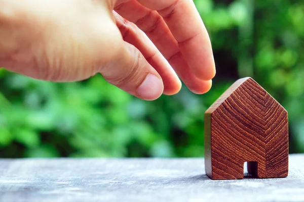 Dřevěný Dům Model Dřevěném Stole Zeleným Přírodním Pozadím Eko Dům — Stock fotografie