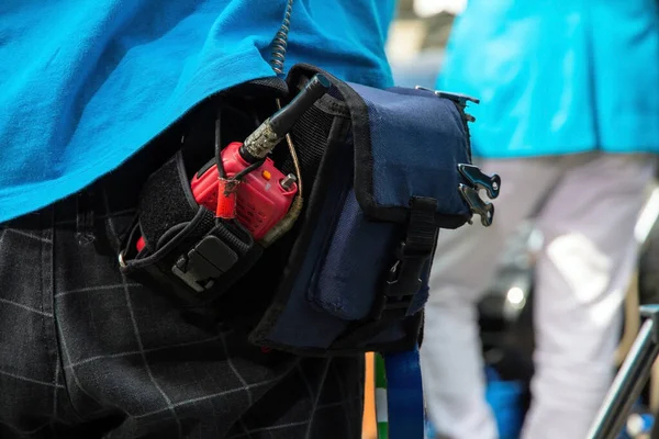 Primo Piano Del Maschio Con Walkie Talkie — Foto Stock