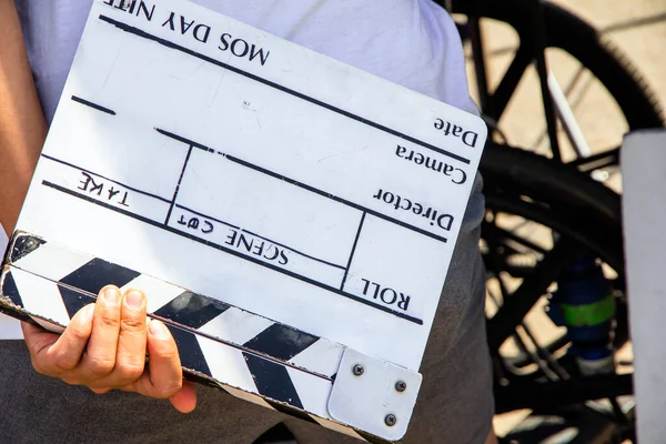 Image Rapprochée Équipe Production Tenant Film Slate Sur Plateau — Photo