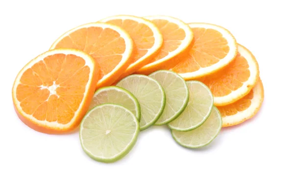 Lime și felii de portocale — Fotografie, imagine de stoc