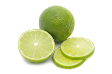 limon ve beyaz arka plan üzerinde izole onun dilimleri