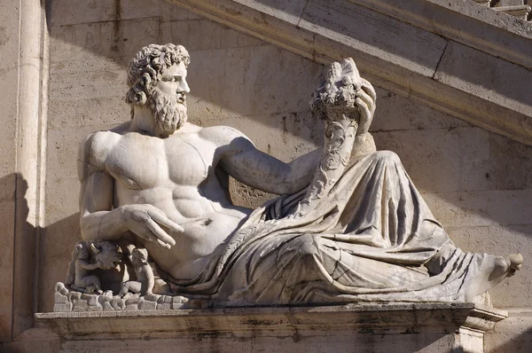 A kürt a sok a Piazza del Campidoglio, a római szobor — Stock Fotó