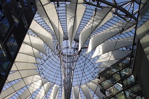 Футуристическая крыша в Sony Center, Потсдамская площадь, Берлин, Германия — стоковое фото