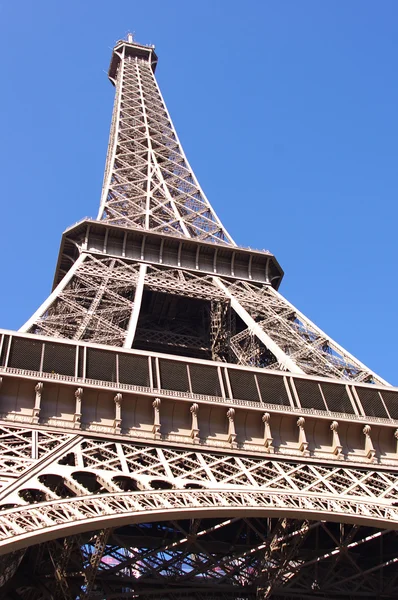 Eiffeltoren op blauwe hemelachtergrond, Parijs — Stockfoto