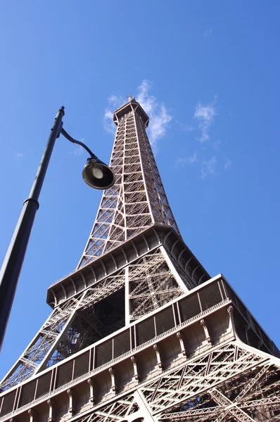 Eiffeltoren op blauwe hemelachtergrond, Parijs — Stockfoto