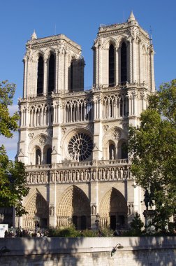 notre dame önünde. Paris