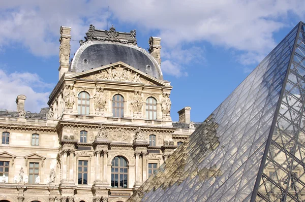 El Louvre, entrada al museo — Foto de Stock