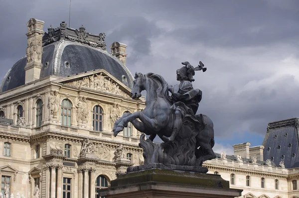 Palácio do Louvre em Paris — Fotografia de Stock