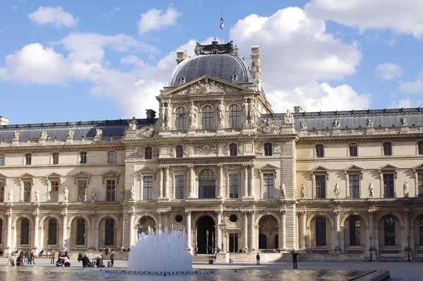 Palacio del Louvre en París — Foto de Stock