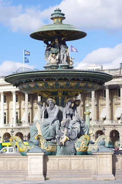 Fuente famosa, Place de la Concorde en París — Foto de Stock