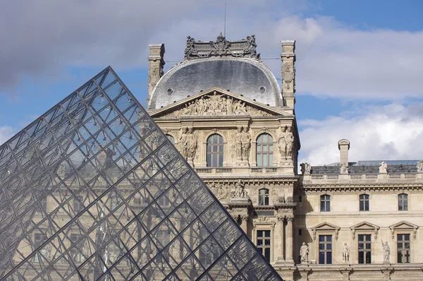 Pirámide de vidrio del Louvre, París — Foto de Stock