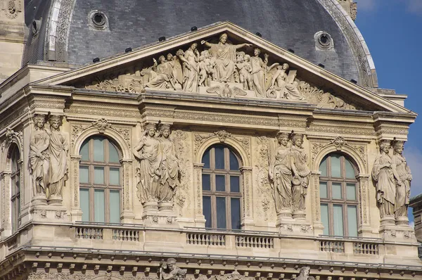 Fachada de primer plano del edificio del Louvre — Foto de Stock