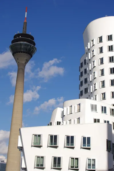 Beyaz bina ve Düsseldorf'tv Kulesi — Stok fotoğraf