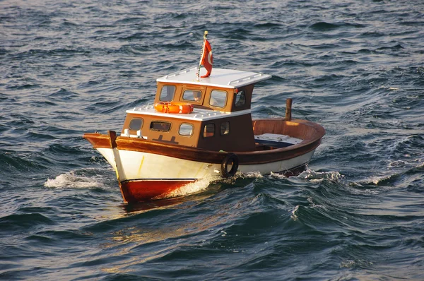 Pequeno barco de pesca no Mar de Mármara — Fotografia de Stock