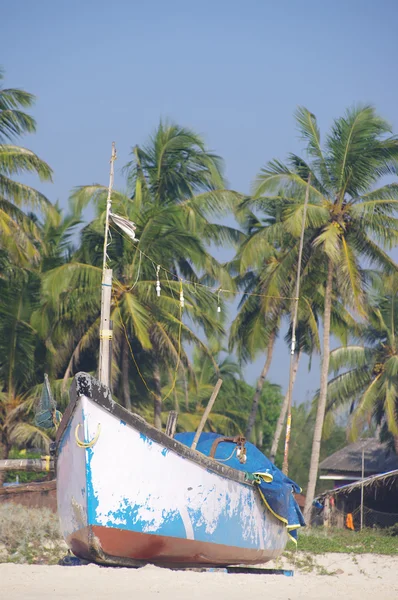 Balıkçı tekneleri tropikal Beach, goa — Stok fotoğraf