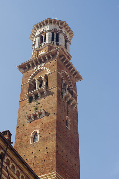 Башня Ламберти на площади Синьори в Вероне
