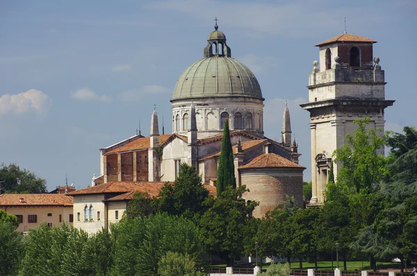 Kilise san giorgio adige Nehri — Stok fotoğraf