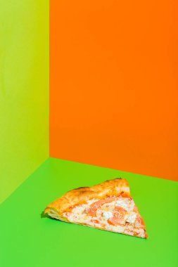 Mozzarella peynirli pizza, somon balığı. Yeşil kağıtta İtalyan pizzası