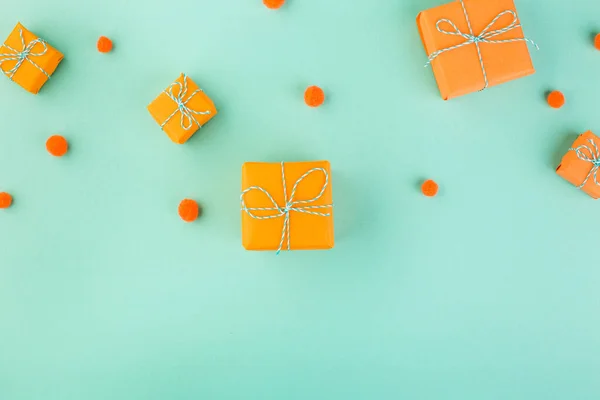 Set di regali arancio avvolti. Stagione del concetto di dono. — Foto Stock