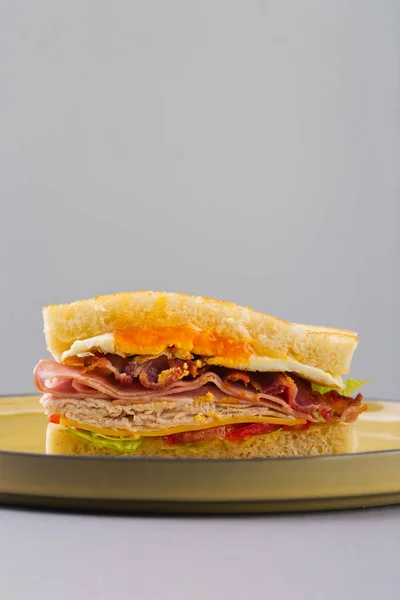 Petit déjeuner sandwich aux œufs, bacon et légumes sur gros plan gris — Photo