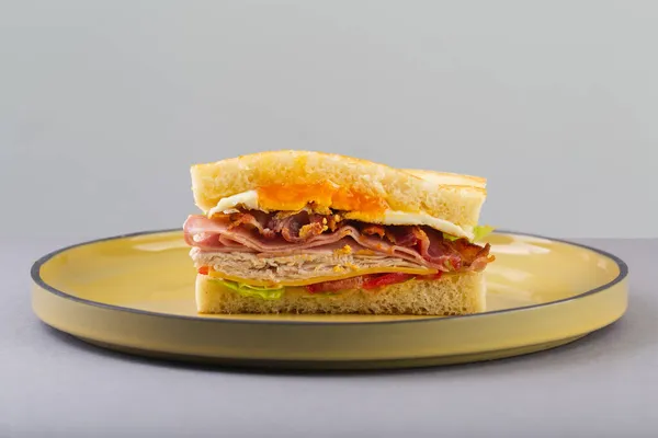 Petit déjeuner sandwich aux œufs, bacon et légumes sur gros plan gris — Photo