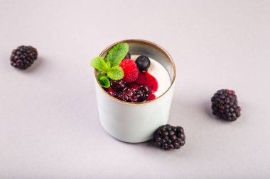 Böğürtlen reçelli Yunan yoğurdu ve seramik fincanda nane şekeri