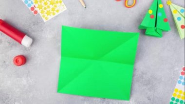 Adım adım hareket talimatları origami noel ağacı nasıl yapılır. Çocuk sanat projesi. Kağıt işçiliği